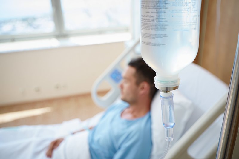 Пациент лежит на больничной койке